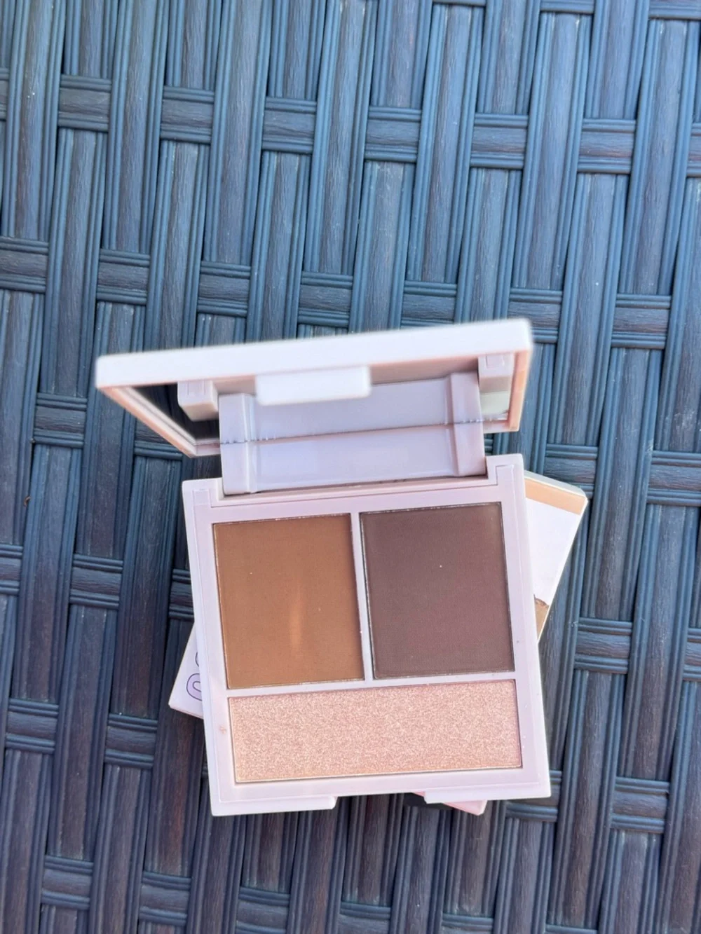 Revolution Contour Powder Compact - bronzer & highlight